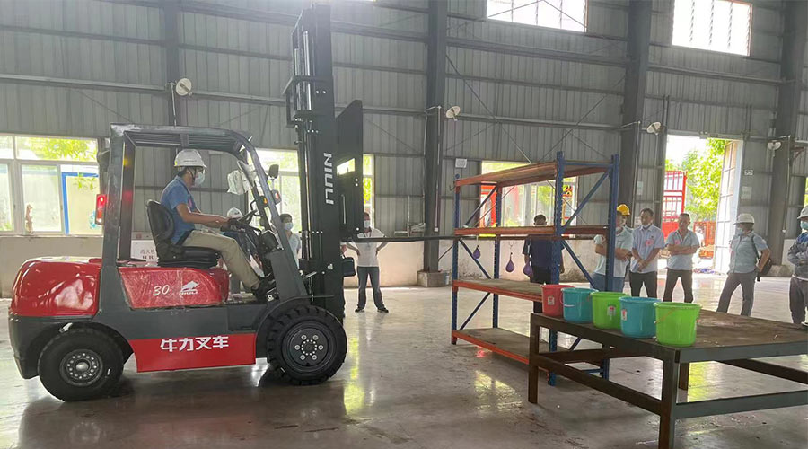 比技能 展風(fēng)采！金環(huán)電器參與鶴城鎮(zhèn)第二屆企業(yè)職工叉車技能競賽
